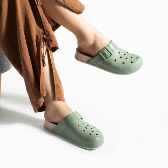Zuecos de goma mujer con agujeros verdes | TUASOLEA