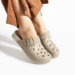 Zuecos de goma mujer con agujeros beige