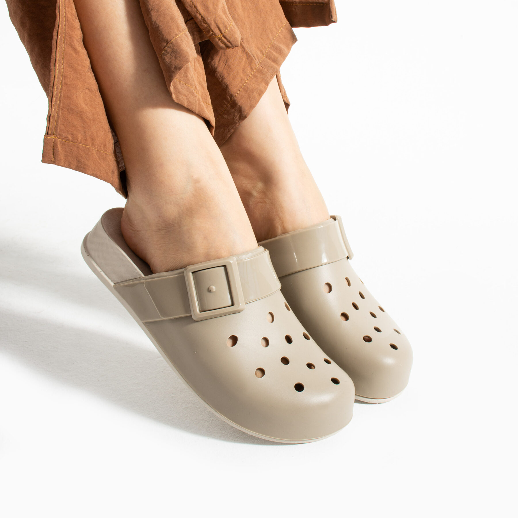 Zuecos de goma mujer con agujeros beige