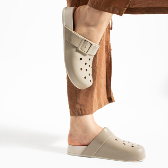 Alternative view of Zuecos de goma mujer con agujeros beige