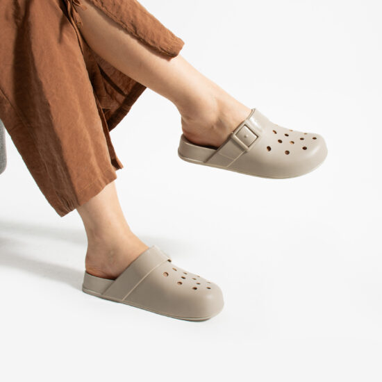 Zuecos de goma mujer con agujeros beige | TUASOLEA