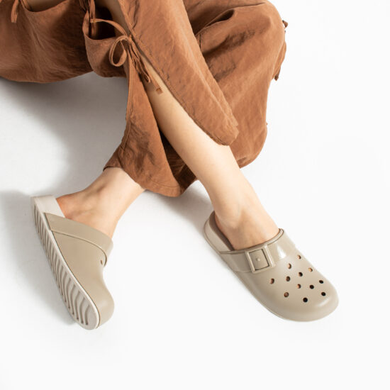 Zuecos de goma mujer con agujeros beige | TUASOLEA