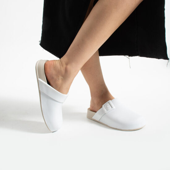 Alternative view of Zuecos de goma mujer cerrados blancos