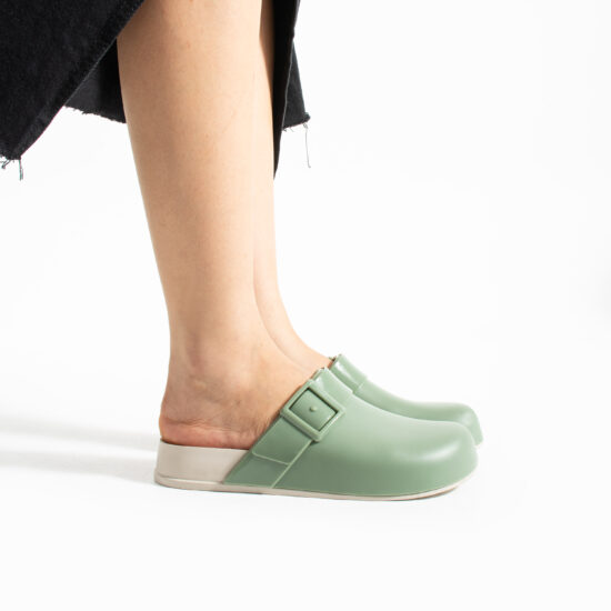 Zuecos de goma mujer cerrados verdes | TUASOLEA