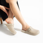 Zuecos de goma mujer cerrados beige claro
