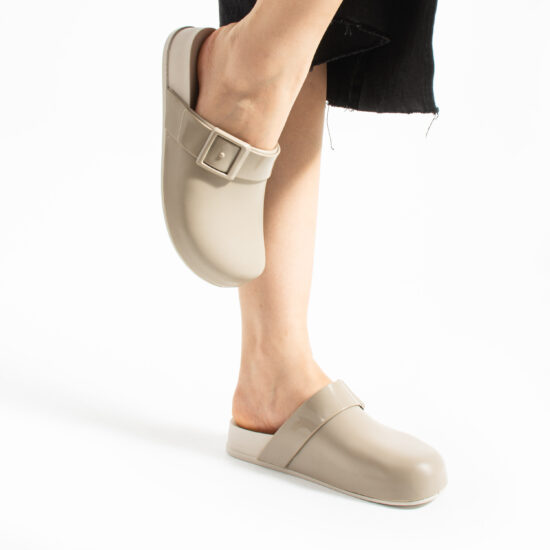 Zuecos de goma mujer cerrados beige claro | TUASOLEA
