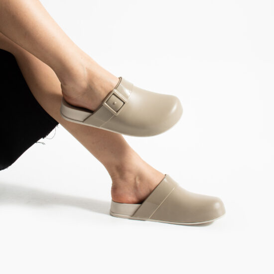 Zuecos de goma mujer cerrados beige