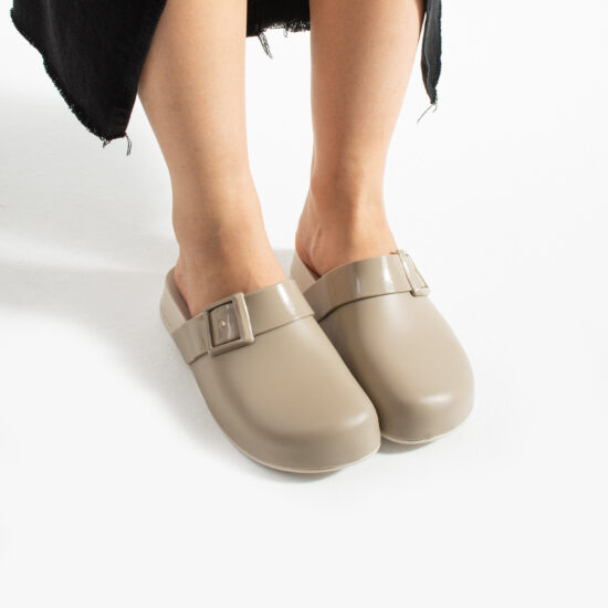 Zuecos de goma mujer cerrados beige | TUASOLEA