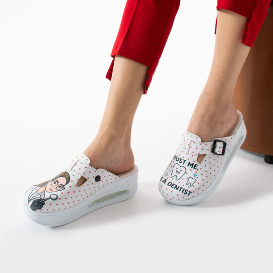 Zuecos sanitarios mujer con plataforma para dentistas | TUASOLEA