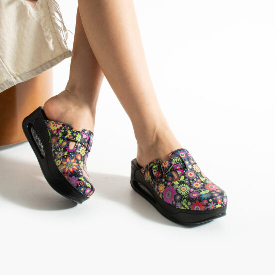 Zuecos de trabajo con plataforma y diseño colorido Zuecos sanitarios mujer con plataforma Zuecos con estampado floral 17