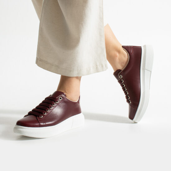 Zapatillas de mujer de piel natural color burdeos | TUASOLEA