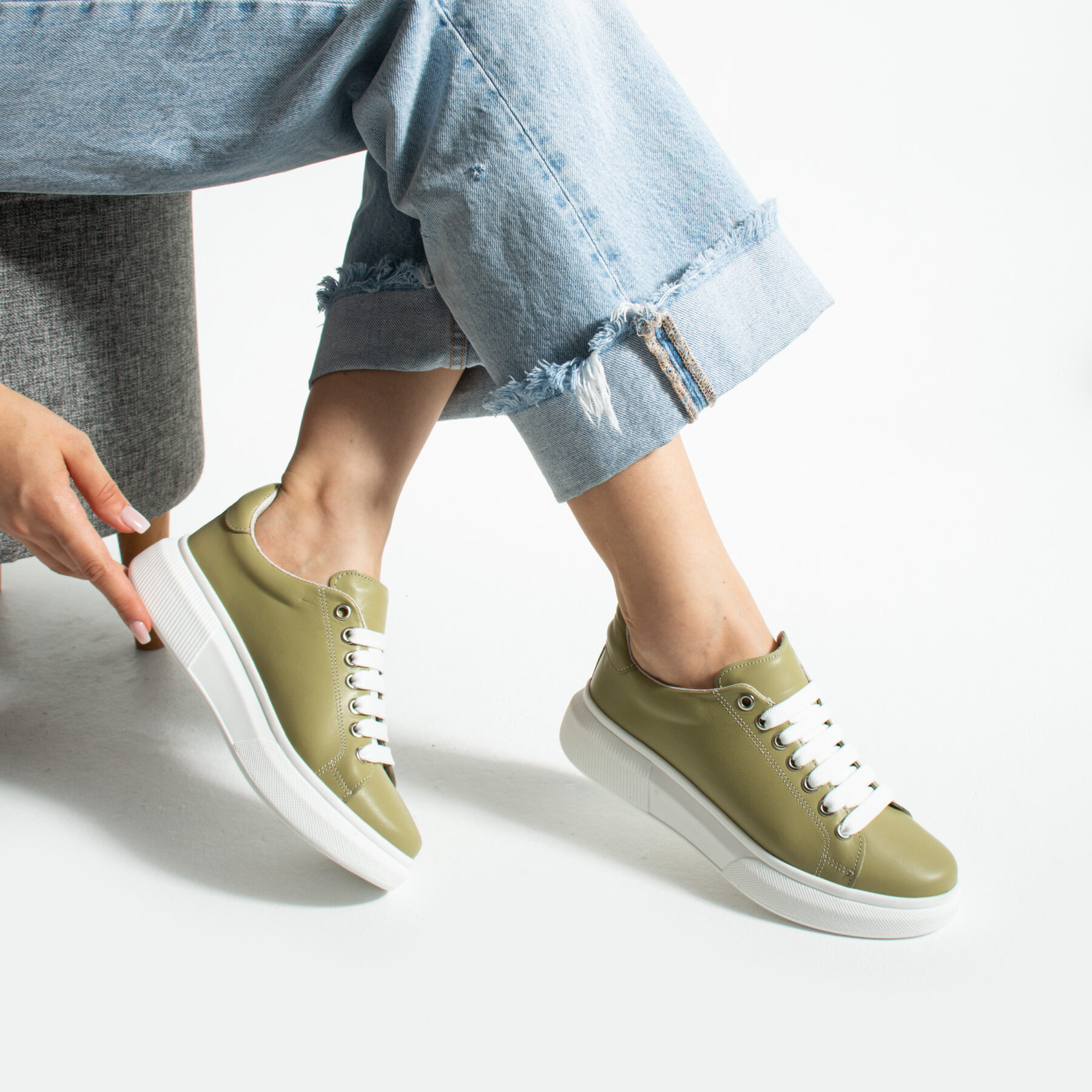 Zapatillas de mujer de piel natural color verde