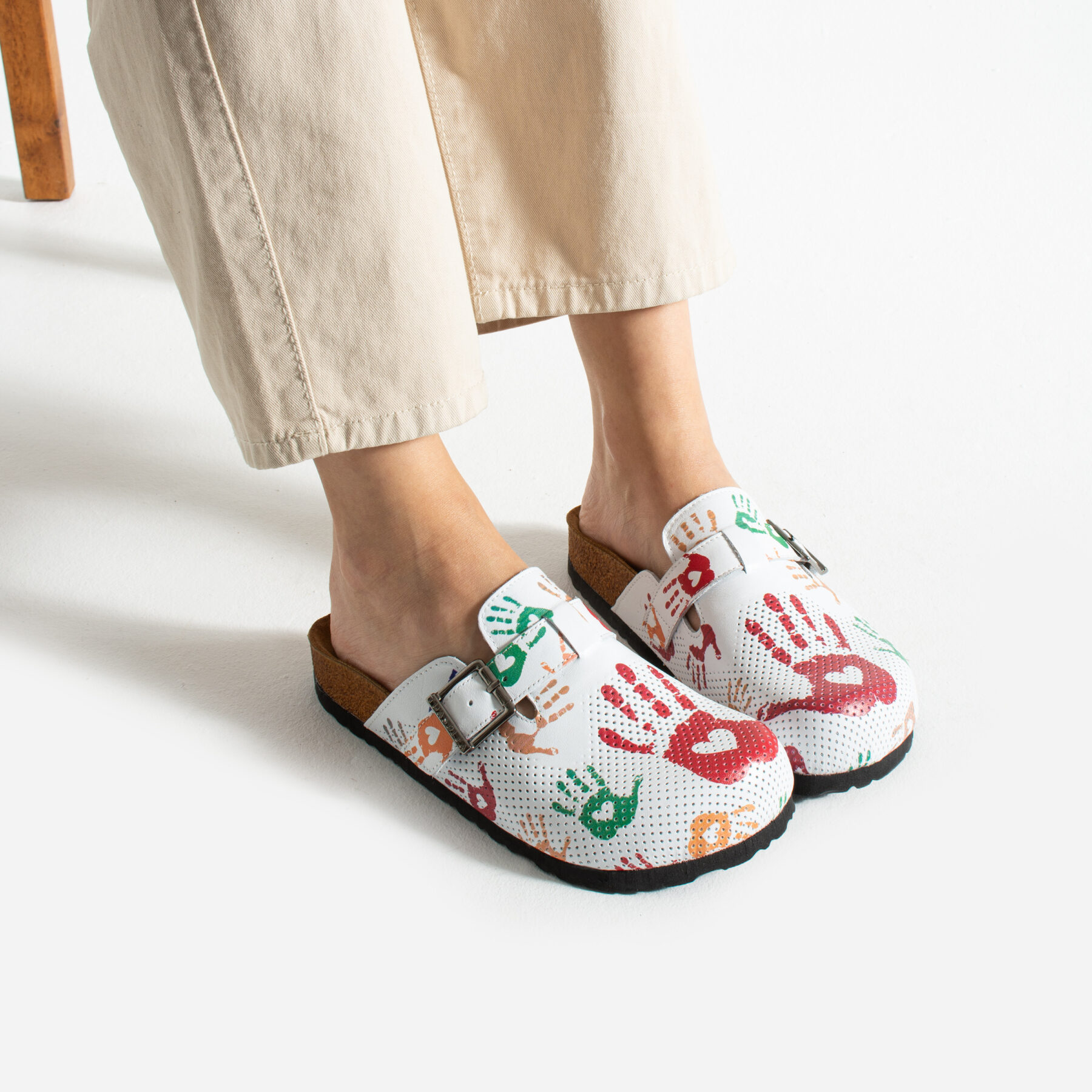 Zuecos planos cómodos para mujer con dibujos de piel natural
