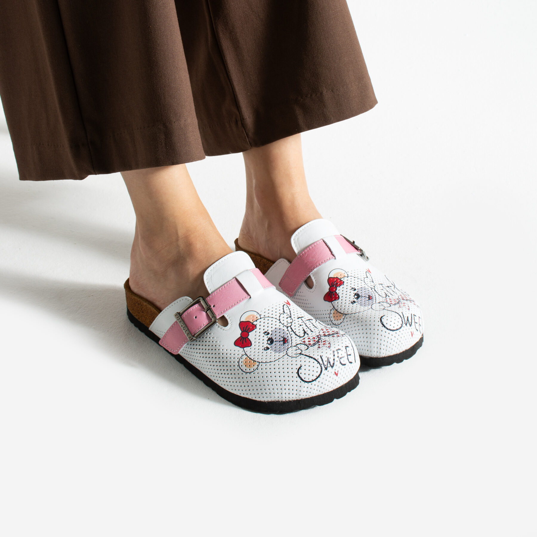 Zuecos planos cómodos para mujer con dibujos de piel natural