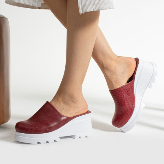 Zuecos sanitarios rojos de piel con cuña | TUASOLEA