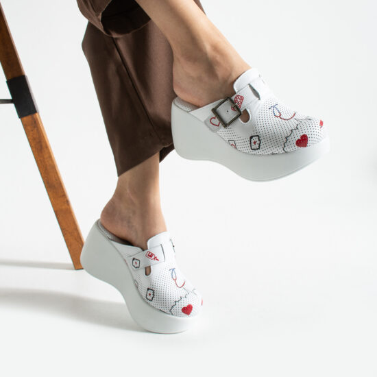 Alternative view of Zuecos sanitarios de piel con plataforma alta