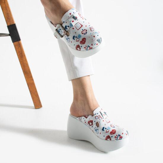 Alternative view of Zuecos sanitarios de piel con plataforma alta