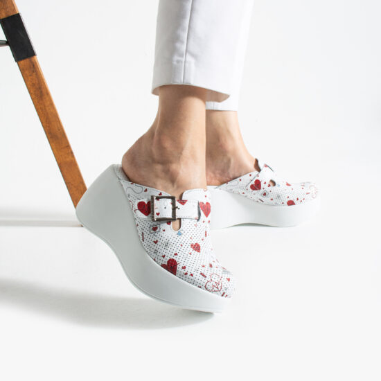 Alternative view of Zuecos sanitarios de piel con plataforma alta