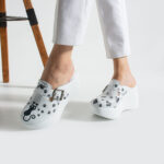 Zuecos estampados de piel con plataforma alta