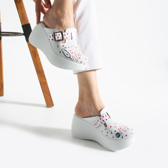 Alternative view of Zuecos sanitarios de piel con plataforma alta