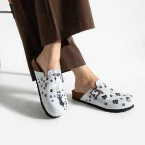 Zuecos planos estampados de piel con hebilla Zuecos con dibujos Estampados