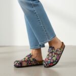 Zuecos planos estampados de piel con hebilla