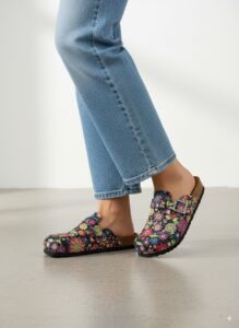 Zuecos planos estampados de piel con hebilla Zuecos con dibujos Estampados