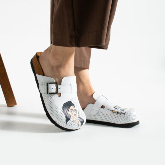 Alternative view of Zuecos planos estampados de piel natural con hebilla para esteticistas