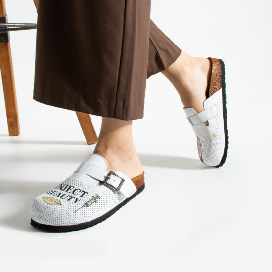 Zuecos planos estampados de piel natural con hebilla para esteticistas | TUASOLEA