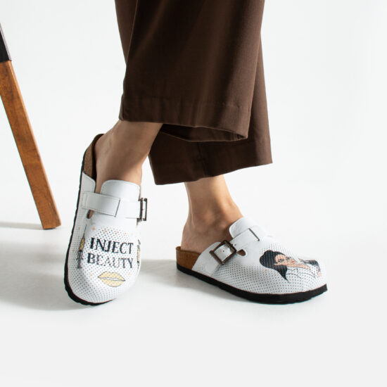 Zuecos planos estampados de piel natural con hebilla para esteticistas | TUASOLEA