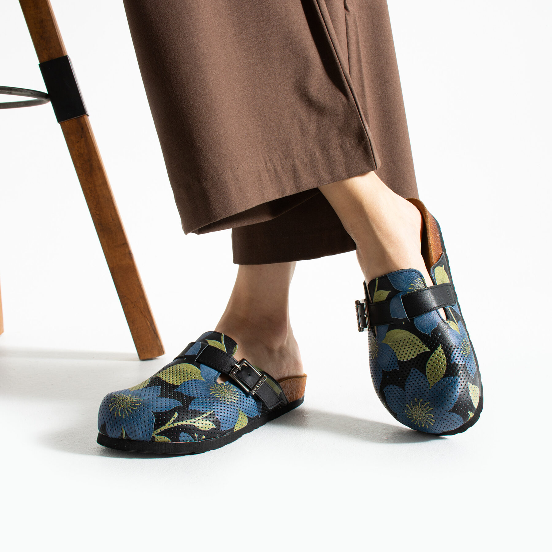 Zuecos planos estampados de piel con hebilla