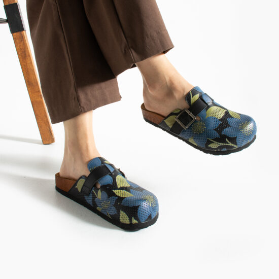 Alternative view of Zuecos planos estampados de piel con hebilla