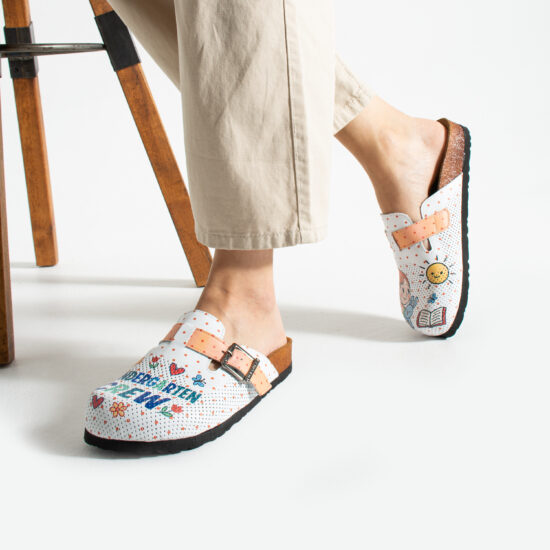 Zuecos planos estampados de piel natural con hebilla para maestras de guardería | TUASOLEA