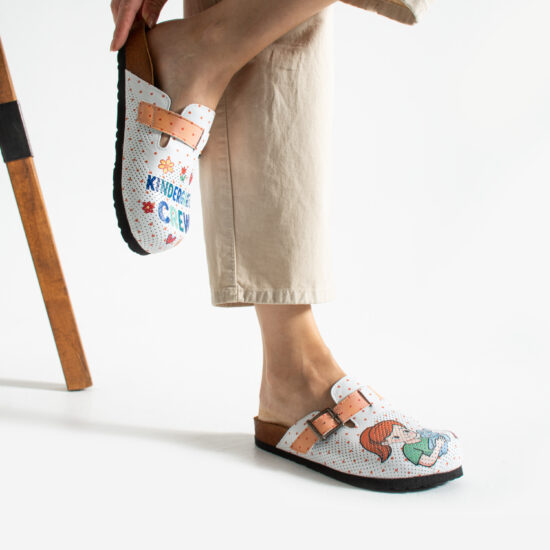 Zuecos planos estampados de piel natural con hebilla para maestras de guardería | TUASOLEA