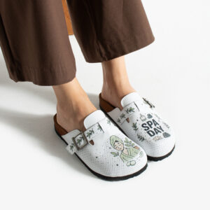 Zuecos planos estampados de piel natural con hebilla para spa y salones de belleza Zuecos planos mujer Hostelería