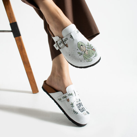 Alternative view of Zuecos planos estampados de piel natural con hebilla para spa y salones de belleza