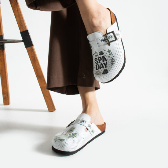 Zuecos planos estampados de piel natural con hebilla para spa y salones de belleza | TUASOLEA