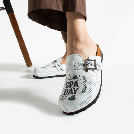 Zuecos planos estampados de piel natural con hebilla para spa y salones de belleza | TUASOLEA