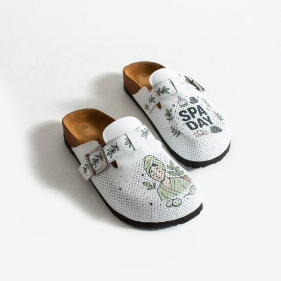Zuecos planos estampados de piel natural con hebilla para spa y salones de belleza | TUASOLEA