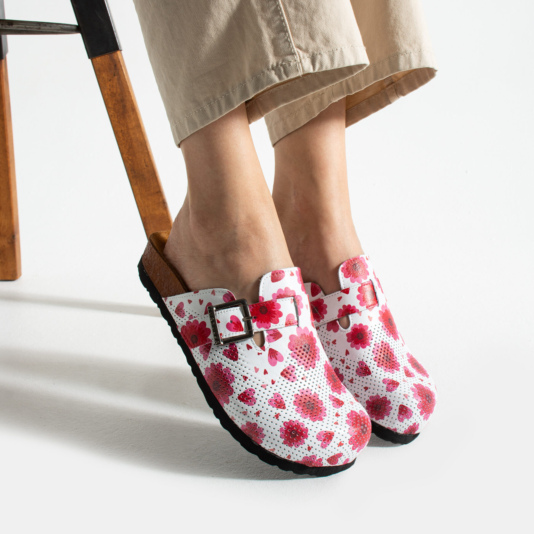 Zuecos planos estampados de piel con hebilla