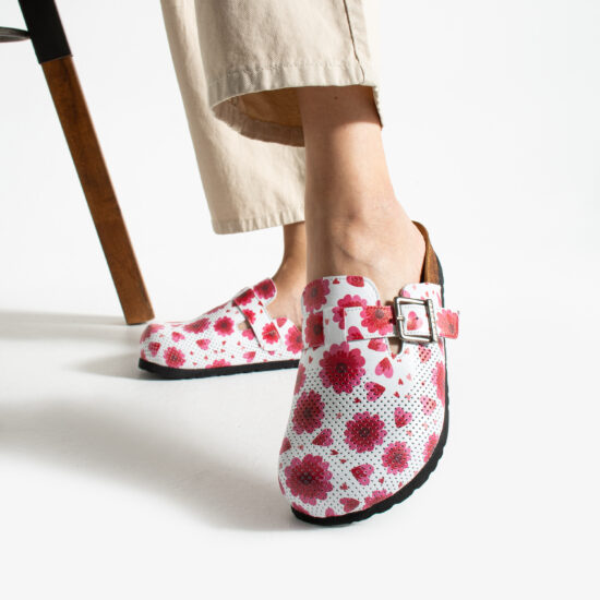 Alternative view of Zuecos planos estampados de piel con hebilla