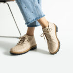 Botines planos beige de piel para mujer con cordones