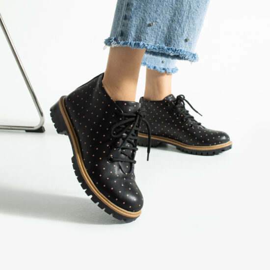 Botines planos negros de piel para mujer con cordones | TUASOLEA