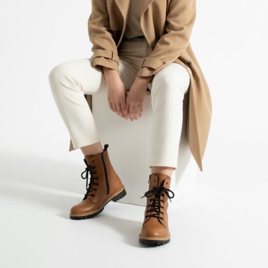 Alternative view of Botas planas de piel marrones para mujer