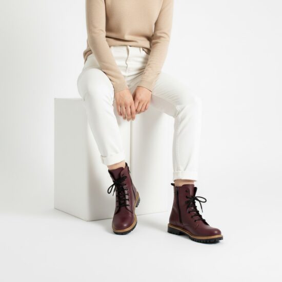 Botas planas de piel burdeos para mujer | TUASOLEA