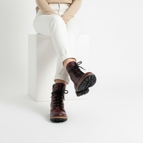 Botas planas de piel burdeos para mujer | TUASOLEA