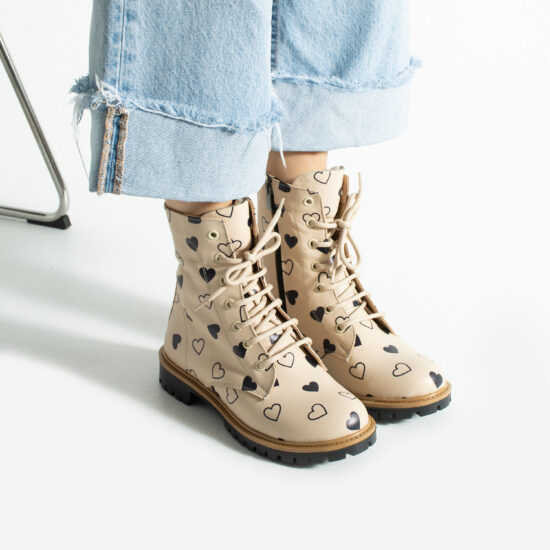 Alternative view of Botas planas de piel beige para mujer con cordones