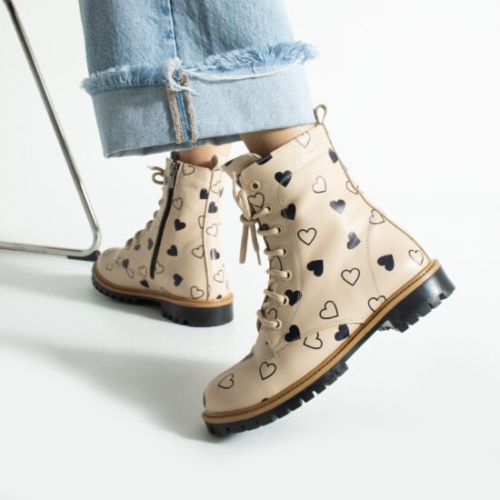 Botas planas de piel beige para mujer con cordones | TUASOLEA