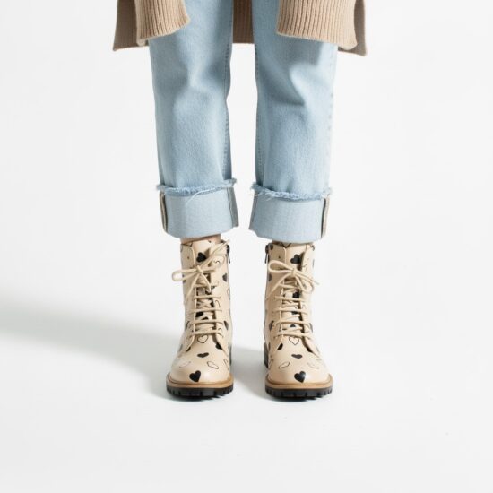 Botas planas de piel beige para mujer con cordones | TUASOLEA