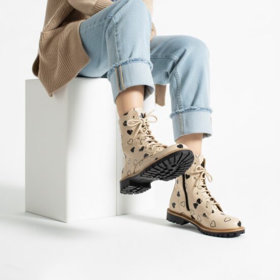 Botas planas de piel beige para mujer con cordones | TUASOLEA